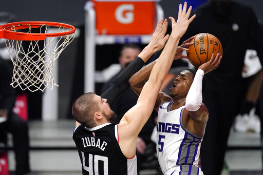Fox, Kings top Clippers in LA for 4th straight win